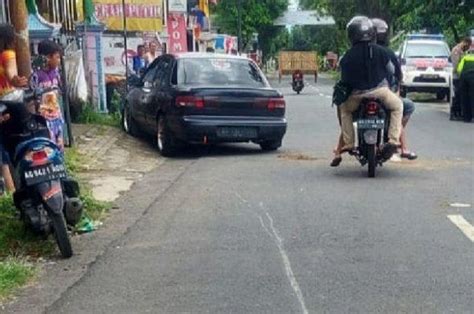 Ngeri Pengemudi Mobil Tak Punya SIM Tabrak Dua Pemotor Satu Orang