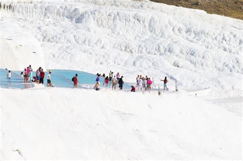 Pamukkale türkei 14 august 2015 touristen auf pamukkale travertin