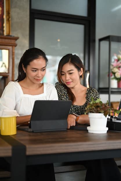 Empresarias Sentadas Frente Al Escritorio Y Trabajando Juntos En La