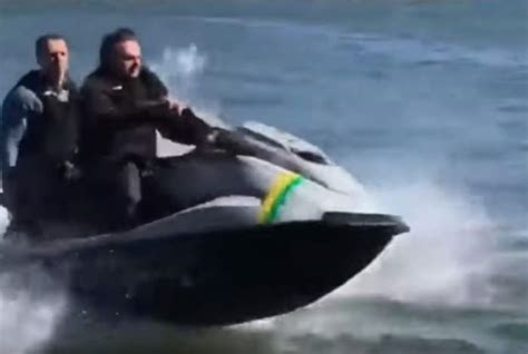 No Dia Dos Pais Bolsonaro Anda De Moto Pilota Jet Ski E Toma Caldo De