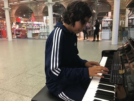 Street Pianos | St Pancras Station