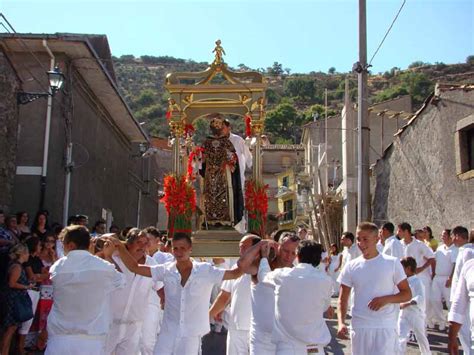 Comune Della Sicilia Santa Domenica Vittoria Typical Sicily