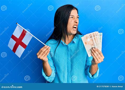 Jovem Latina Segurando A Bandeira Da Inglaterra E Libras Raiva E Furiosa Gritando Frustrada