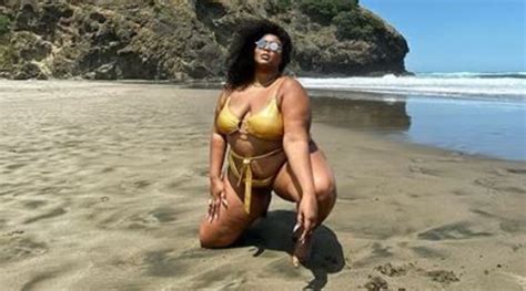 Lizzo In Bikini Esplosiva Curve Sempre Pi In Vista Nel Nome