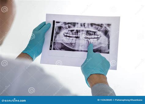 Imagen Del Doctor O Del Dentista De Sexo Masculino Que Lleva A Cabo Y