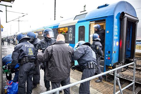 Großeinsatz in Bad Schandau 500 Polizisten kontrollieren Fußball