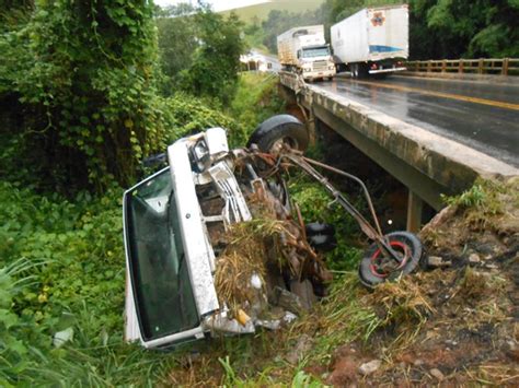 G1 Caminhão cai de ponte e motorista sobrevive na BR 491 em Elói