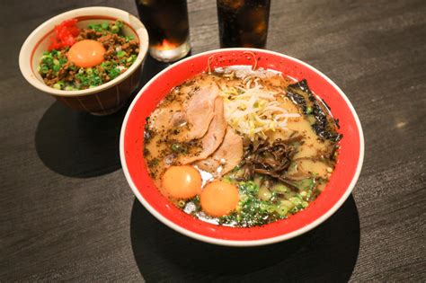 熊本美食｜黑亭拉麵，熊本必吃代表美食，暗黑系豚骨蒜味焦香拉麵