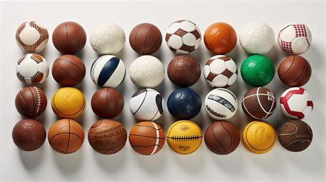 Una colección de balones de fútbol antiguos, incluido uno que tiene el ...