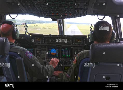 C-17 Globemaster III Cockpit Stock Photo - Alamy