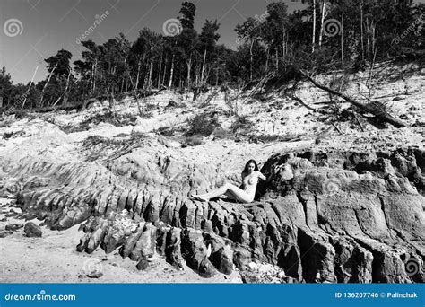 La Jeune Femme Nue Se Bronze Sur La Plage Photo Stock Image Du Adulte