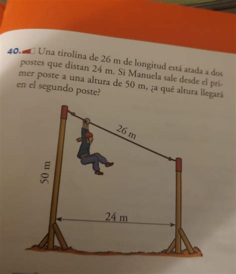 una tirolina de 26 m de longitud está atada a dos postes que se