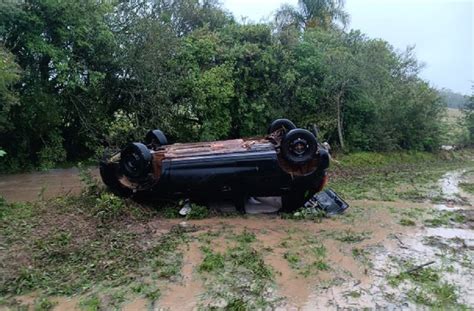 RS carro é arrastado por enxurrada e mulher morre em Barra do Ribeiro