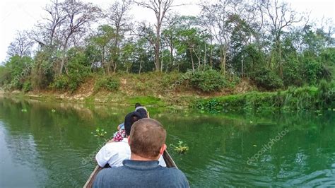 Gente No Identificada Haciendo Safari En Canoa En Botes De Madera