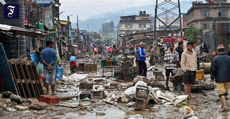 Überschwemmungen in Nepal Zahl der Toten steigt Schulen geschlossen