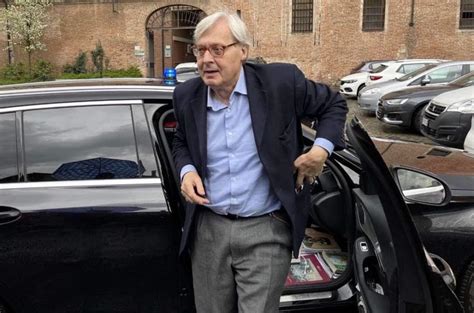 sgarbi furto Vittorio sgarbi a nanopress qualunque cosa può essere