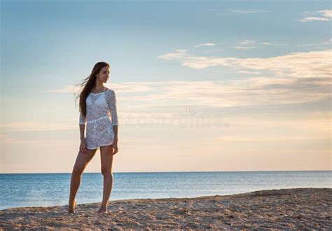 Belle Fille Dans Un Maillot De Bain Sur La Plage Image Stock Image Du