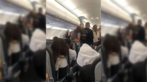 ‘get Off The Plane Passengers Scold Woman Refusing To Wear Mask On