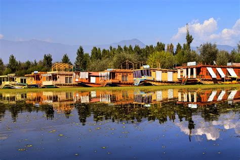 Choosing the Best Srinagar Houseboat: What to Consider