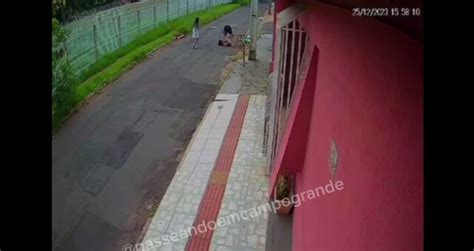 Vídeo mostra mulher sendo agredida por bandido durante assalto na