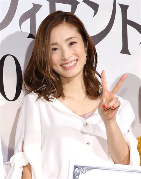 上戸彩、第2子出産後、初の公の場で変わらぬ美貌→体型変わってないのはさすがですね。