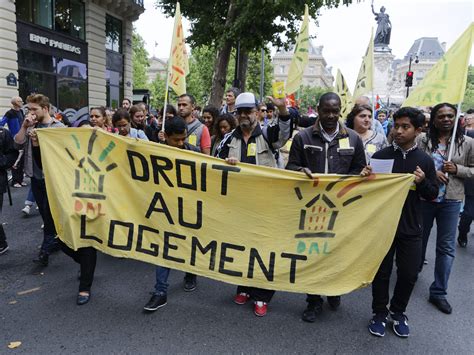 Des Centaines De Manifestants Paris Stop Linstauration Dun Tat