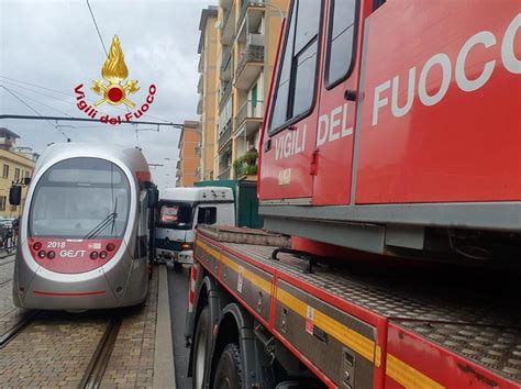 Camion Urta La Tramvia In Via Di Novoli I Vigili Del Fuoco Intervengono