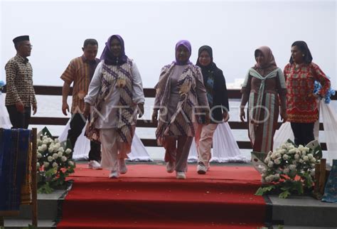 Fashion Show Untuk Memperkenalkan Batik Dan Tenun Khas Ternate ANTARA