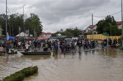 6 Dead Nearly 50 000 Evacuated In Floods Malaysianow