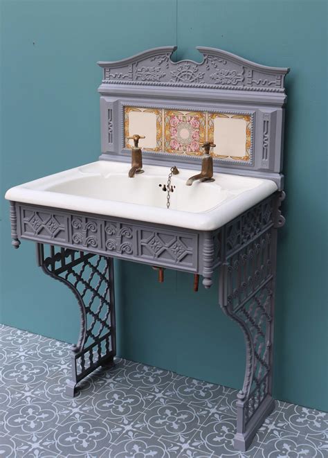 Antique Wash Basin On Cast Iron Stand In 2021 Basin Antique Wash Basin Wash Basin