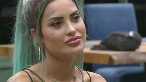 Tati Zaqui Chama P Tala Barreiros De Sonsa Durante Jogo E