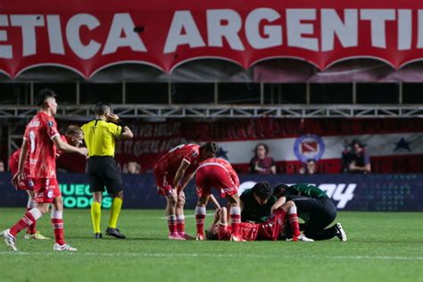 Cenas Fortes Jogador De Time Argentino Quebra Perna Em Lance Metr Poles