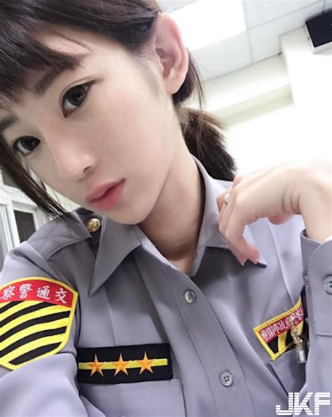 她在桃園！「大眼正妹女警」太甜美！制服下隱藏版「白嫩美乳」讓人大喊：想被攔查！ 小濕妹圖