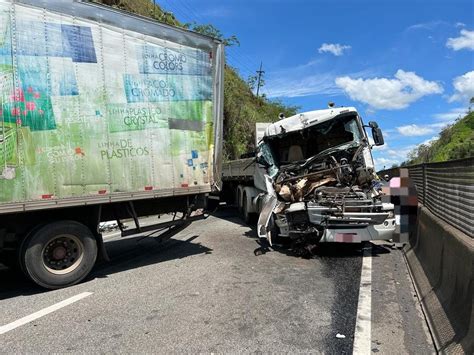 Dois Caminh Es Se Envolvem Em Acidente Na Via Dutra Em Pira Sul Do