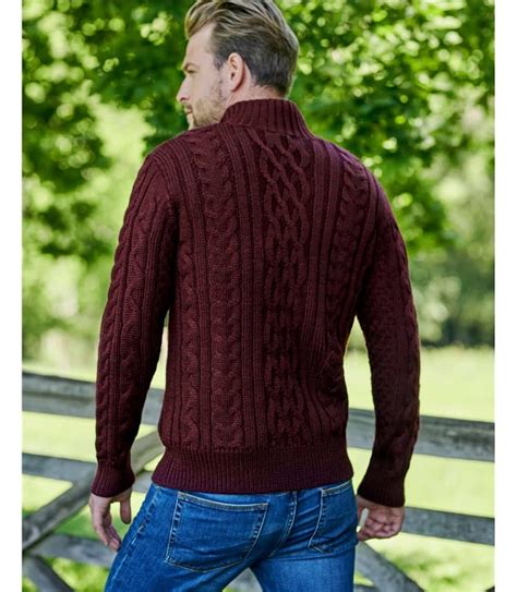 Dunkle Preiselbeere Pullover Mit Aran Zopfmuster Und Kurzem