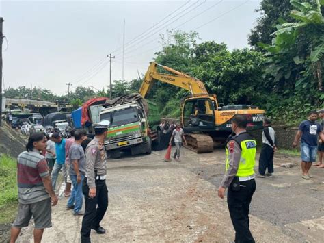 Truck Bermuatan Batu Bara Alami Kerusakan Di Jalan Raya Magasari Lalu