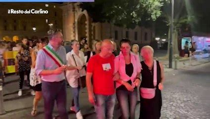 Centinaia Di Luci Per Alessandra Una Fiaccolata Ricorda La Donna