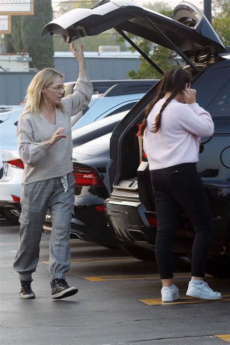 Jennie Garth Gets Some Christmas Shopping In Los Angeles 12242018 5