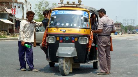 Viral Khatakhat Video Of Overloaded Auto Goes Viral Zee News