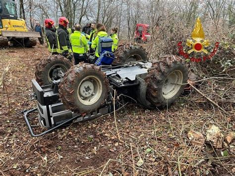 Tragedia Sul Lavoro Trattore Si Ribalta Nel Bosco Muore Agricoltore A