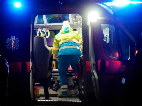 Carrara Colto Da Malore In Strada Viene Soccorso Ma Muore Senza Esito