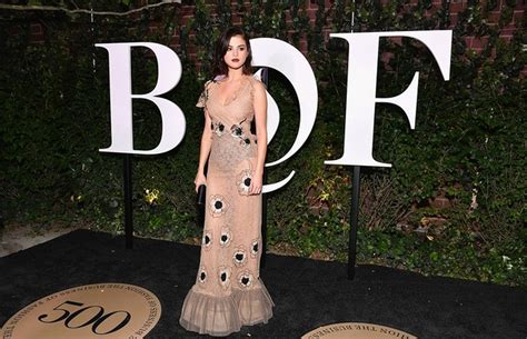 De vestido nude transparente Selena Gomez mostra calcinha da vovó Celebridades Vogue