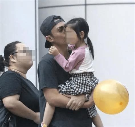 林心如女儿小海豚露面，穿漂亮粉色公主裙，不停往霍建华怀里钻媒体