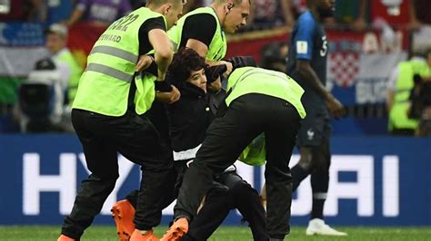 Pussy Riots reivindica invasão de campo na final da Copa do Mundo Lance