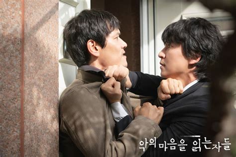 Photos New Stills Added For The Korean Drama Through The Darkness