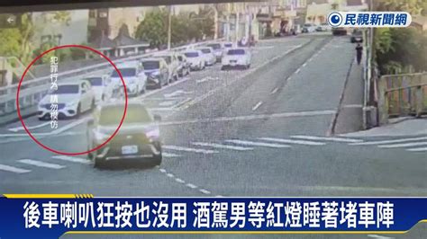 酒駕等紅燈睡著 男見警拍窗嚇踩油門撞警車 民視新聞影音 Line Today