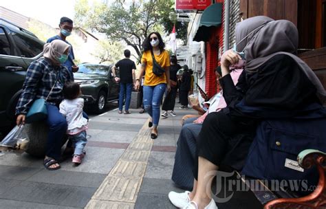 Jalan Braga Kota Bandung Ramai Dikunjungi Wisatawan Foto