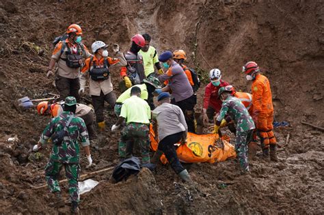 Kagiatan Pencarian Dan Evakuasi Korban Gempa Cianjur Oleh Tim Sar K