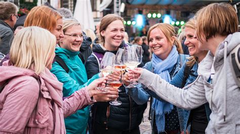 Weinmarkt der Ahr zurück auf dem Ahrweiler Marktplatz VINUM