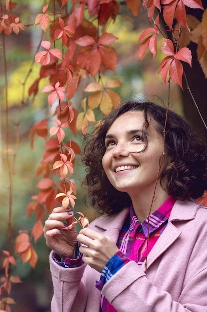 Retrato De Um Feliz Menina Sorridente Foto Premium